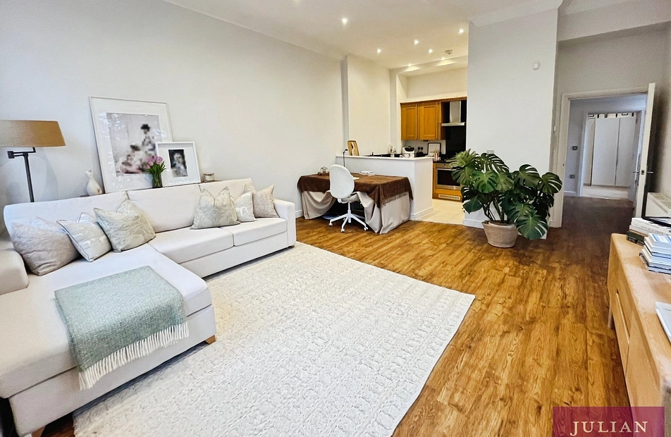 Dundreggan Gardens, Didsbury, Manchester, M20 - Julian Wadden