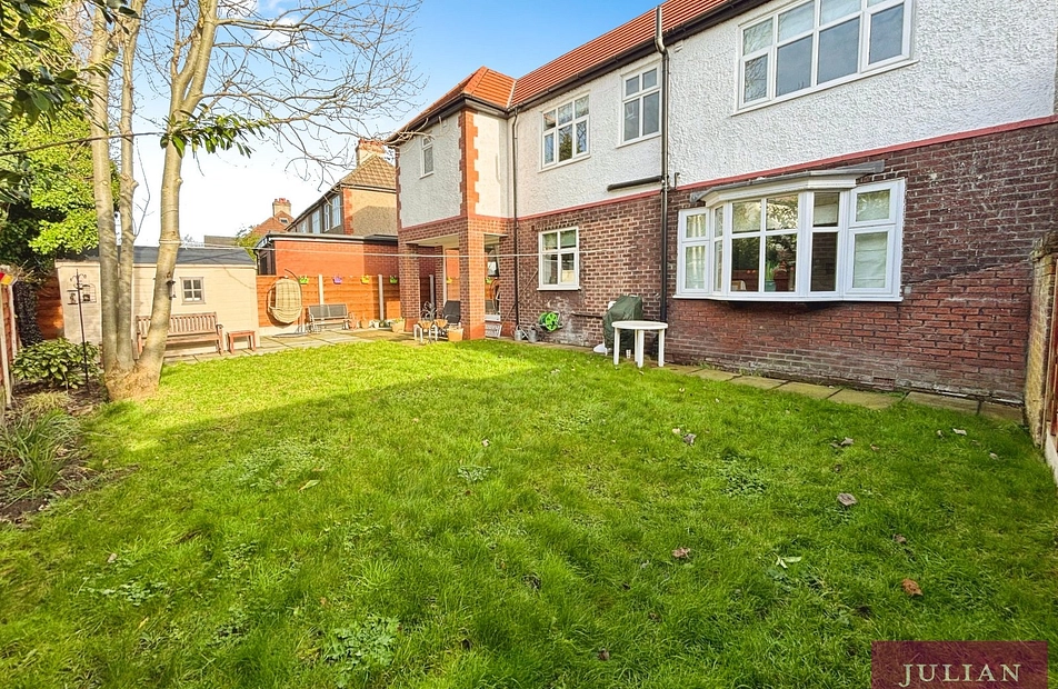Parrs Wood Avenue, Didsbury, Manchester, M20 - Julian Wadden