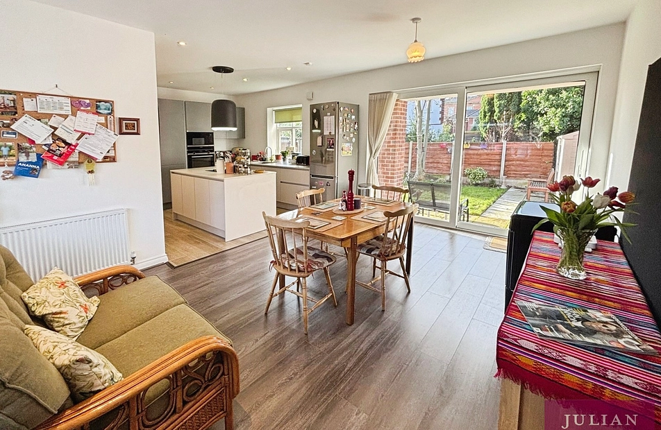 Parrs Wood Avenue, Didsbury, Manchester, M20 - Julian Wadden