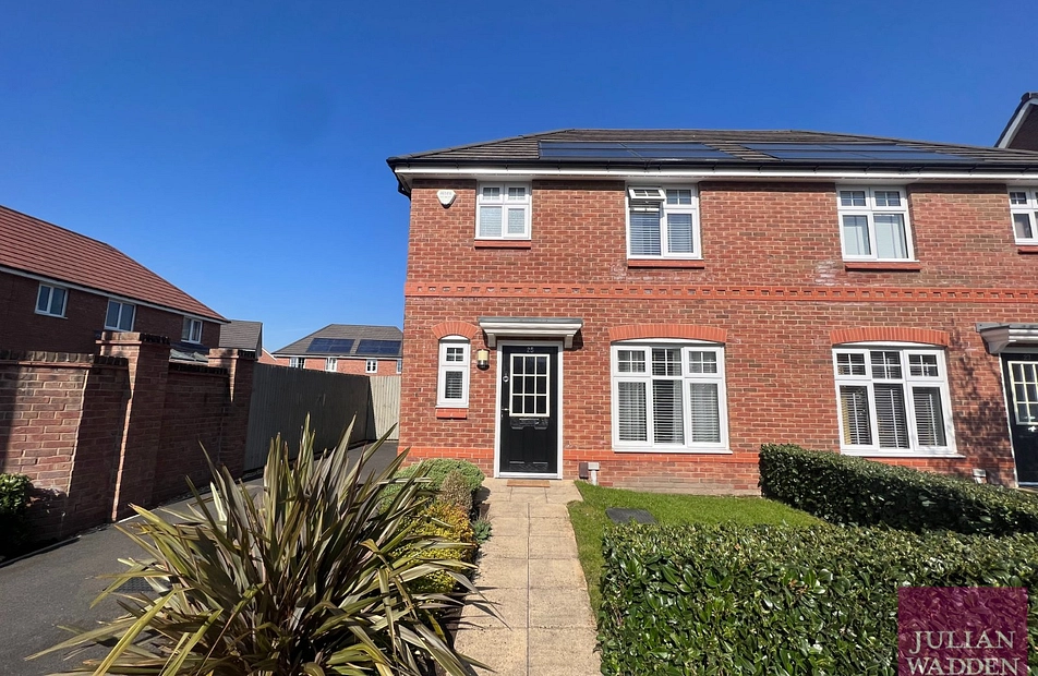 Newhaven Road, Brinnington, Stockport, SK5 - Julian Wadden
