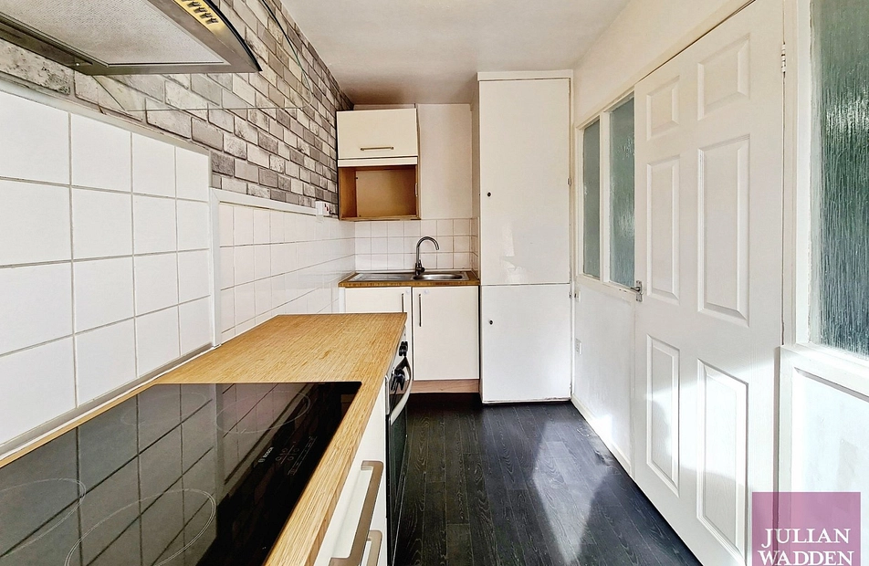 Yew Tree Drive, Bredbury, Stockport, SK6 - Julian Wadden